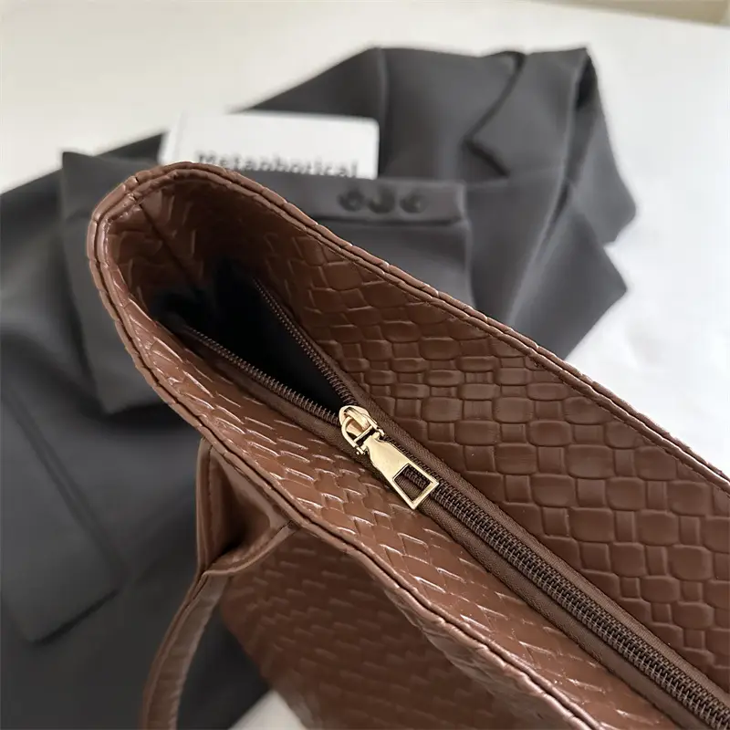 Women's Woven Brown Shoulder Bag Large Capacity Winter Fashion Commuter - Image 8