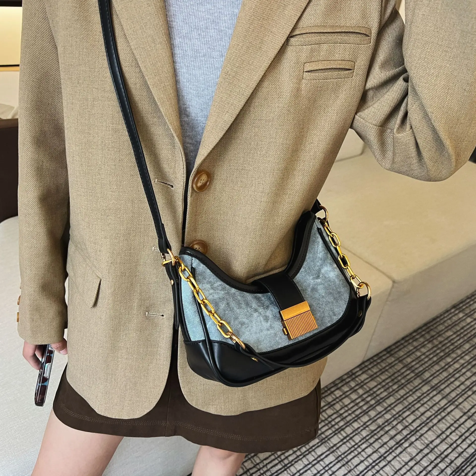 Black French Niche Crossbody Bag with Gold Chain