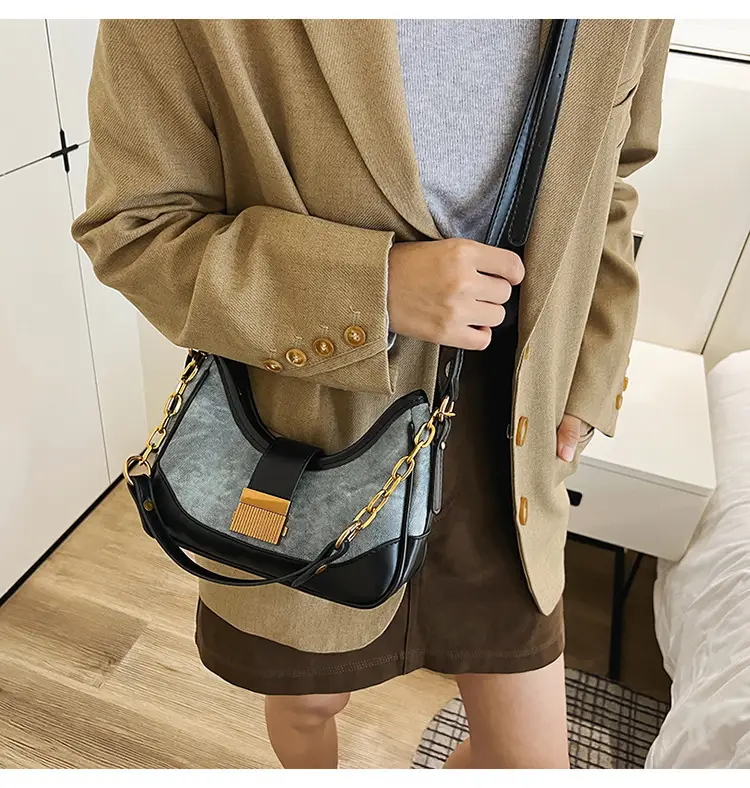 Black French Niche Crossbody Bag with Gold Chain — feature 18