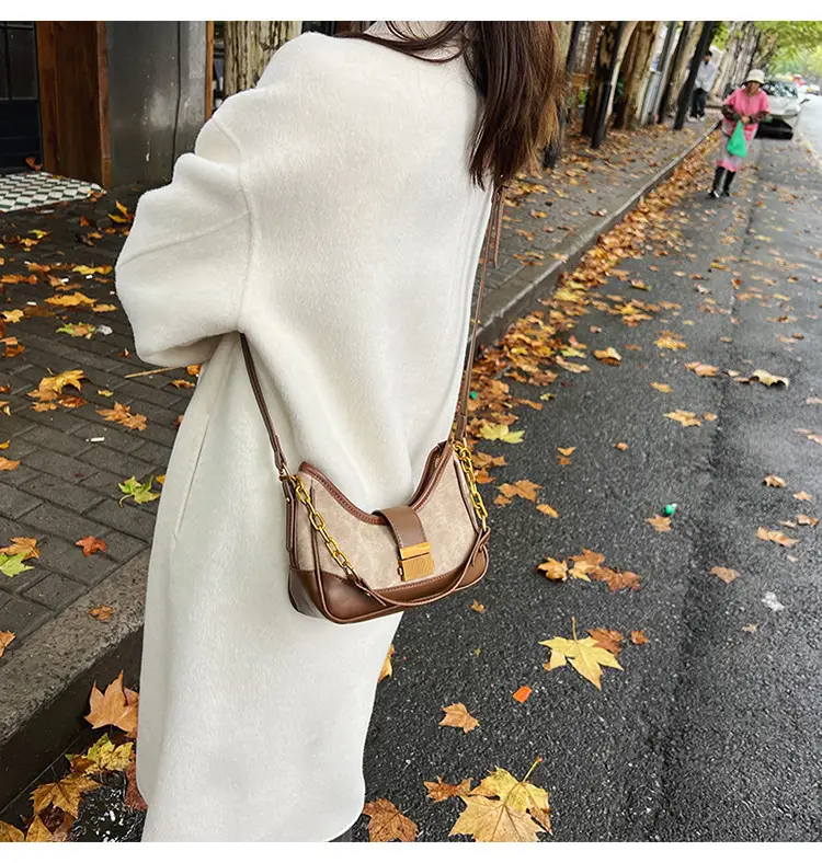 Black French Niche Crossbody Bag with Gold Chain — feature 32