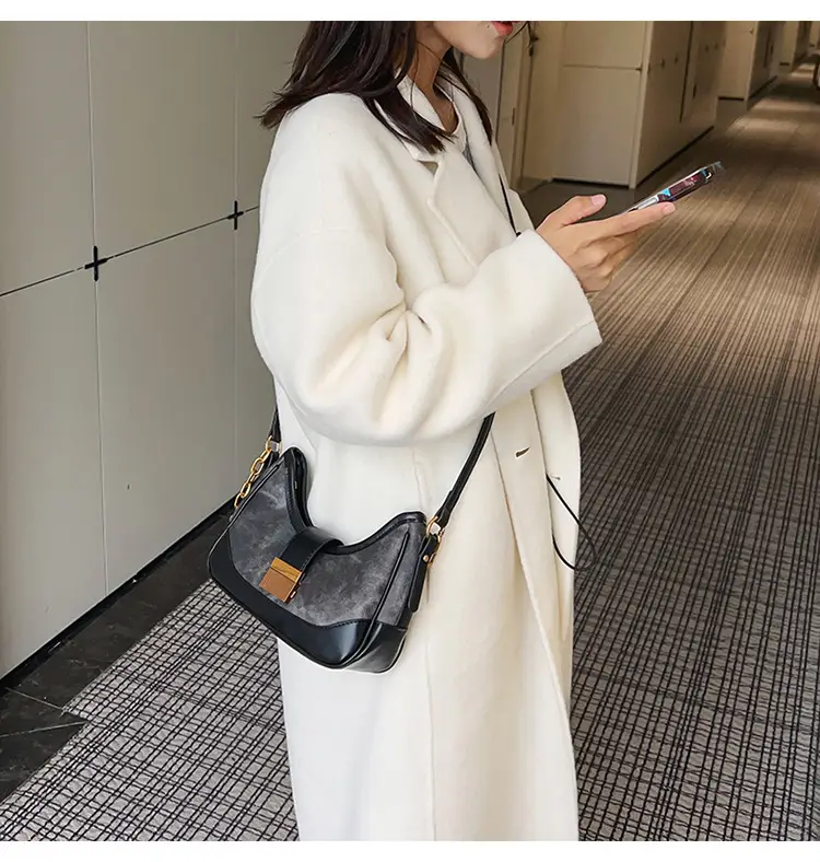 Black French Niche Crossbody Bag with Gold Chain — feature 40