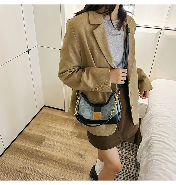 Black French Niche Crossbody Bag with Gold Chain — feature 47