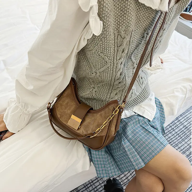 Black French Niche Crossbody Bag with Gold Chain