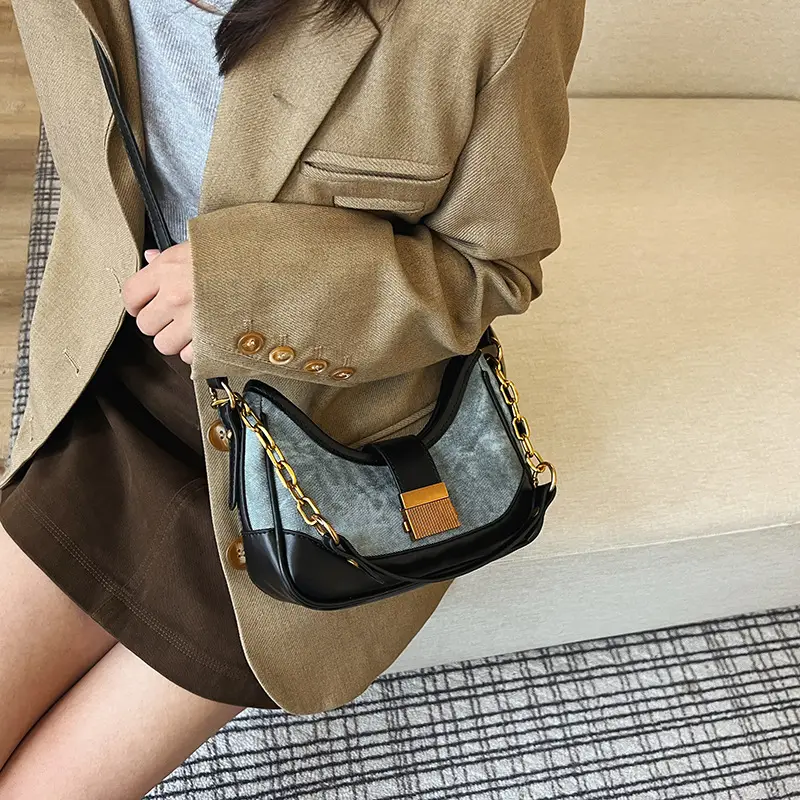 Black French Niche Crossbody Bag with Gold Chain