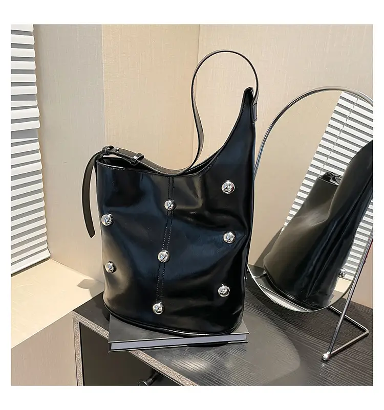 Elegant Rivet Shoulder Bag Women's Large Capacity — feature 11