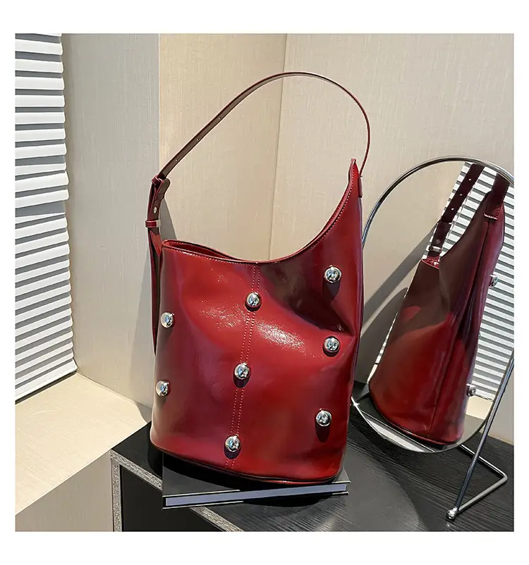 Elegant Rivet Shoulder Bag Women's Large Capacity — feature 12