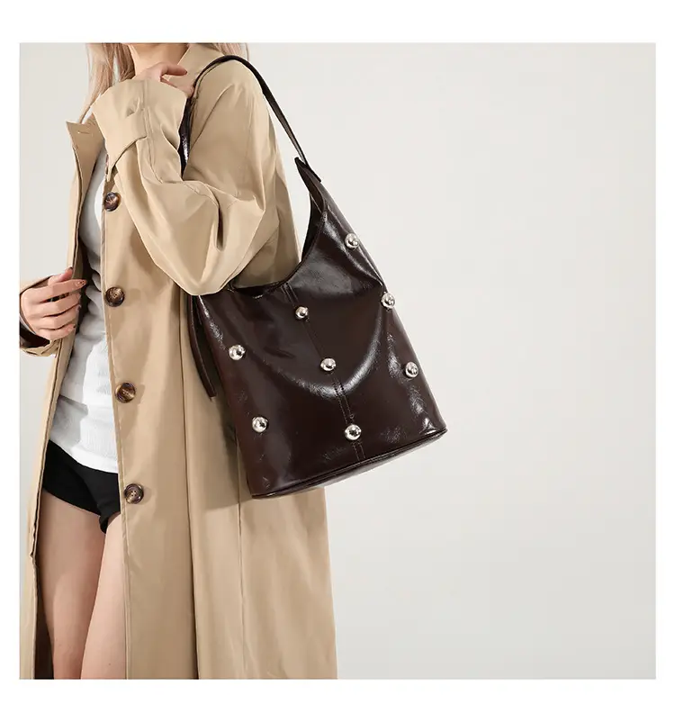Elegant Rivet Shoulder Bag Women's Large Capacity — feature 2