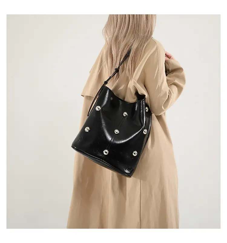 Elegant Rivet Shoulder Bag Women's Large Capacity — feature 24