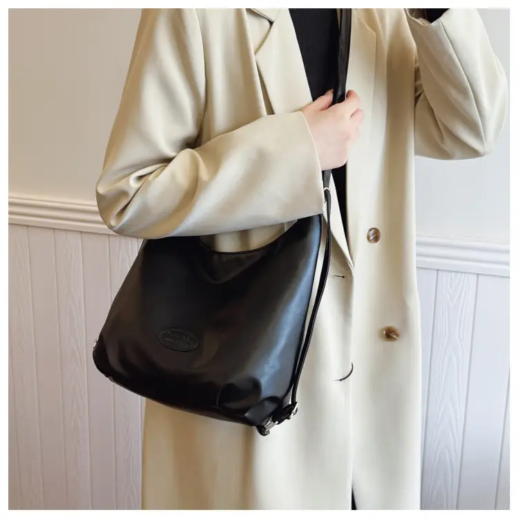 Women's Korean Style Chain Underarm Tote Bag 2024 — feature 18