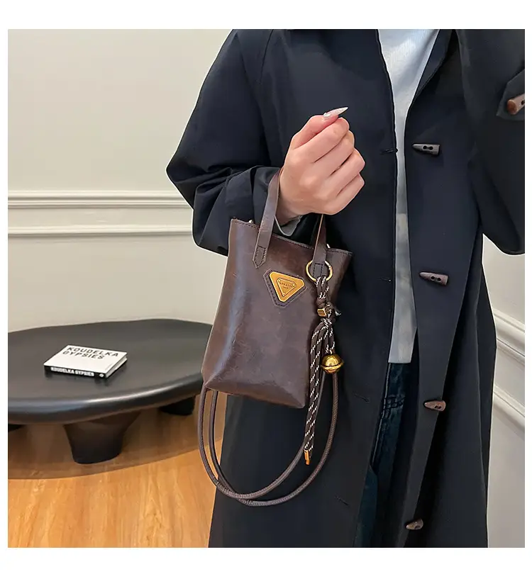 Vintage Brown Shoulder Bag with Chain Strap — feature 1