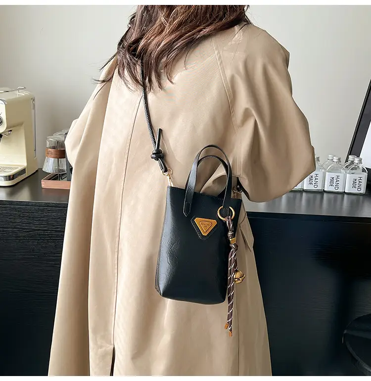 Vintage Brown Shoulder Bag with Chain Strap — feature 10
