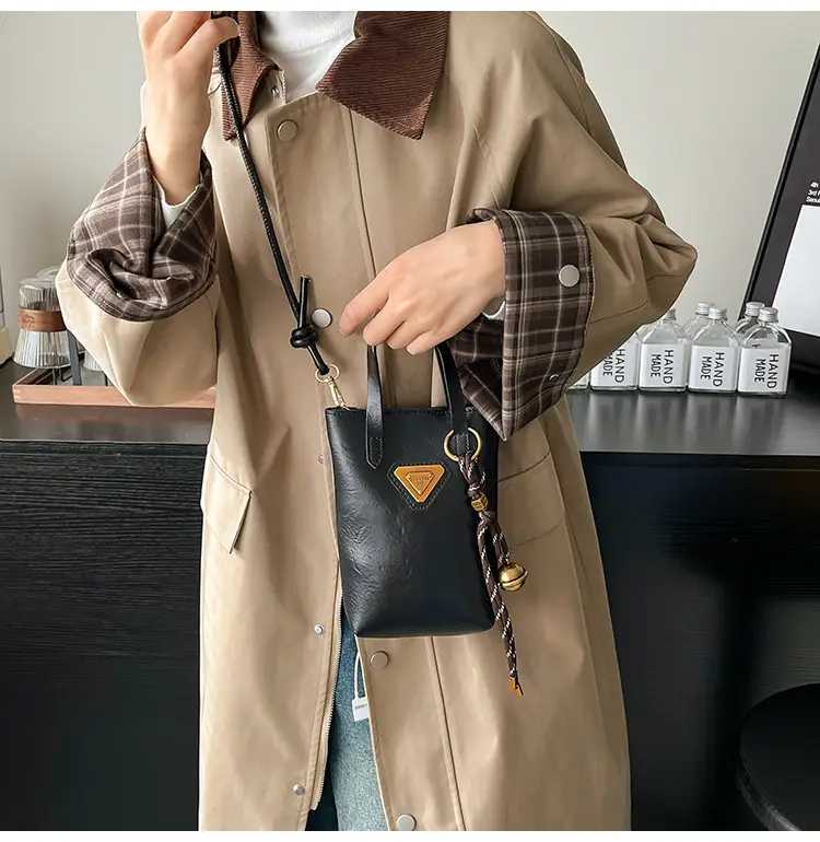 Vintage Brown Shoulder Bag with Chain Strap — feature 11