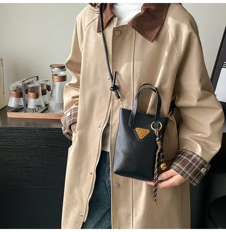 Vintage Brown Shoulder Bag with Chain Strap — feature 12