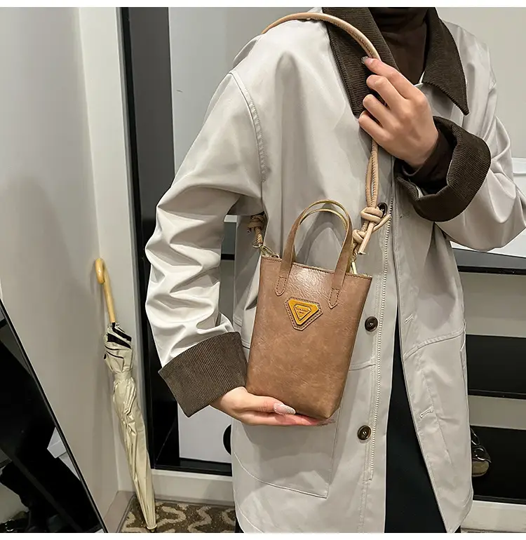 Vintage Brown Shoulder Bag with Chain Strap — feature 13