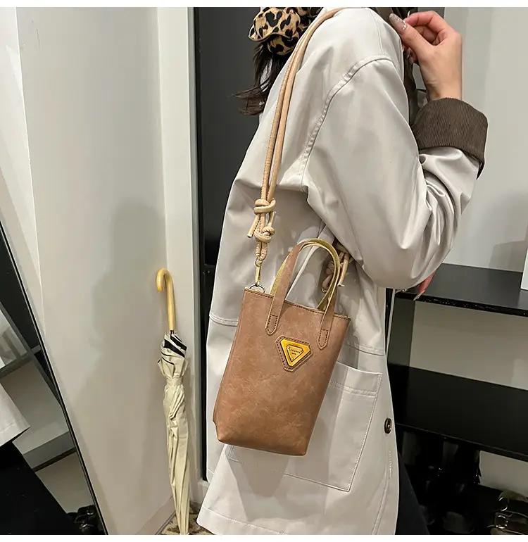 Vintage Brown Shoulder Bag with Chain Strap — feature 14