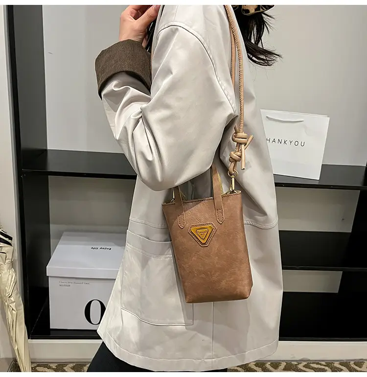 Vintage Brown Shoulder Bag with Chain Strap — feature 15