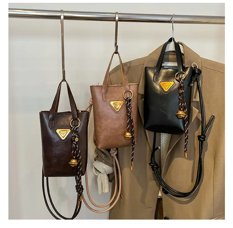Vintage Brown Shoulder Bag with Chain Strap — feature 16