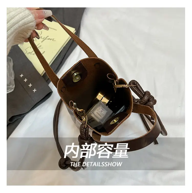 Vintage Brown Shoulder Bag with Chain Strap — feature 3
