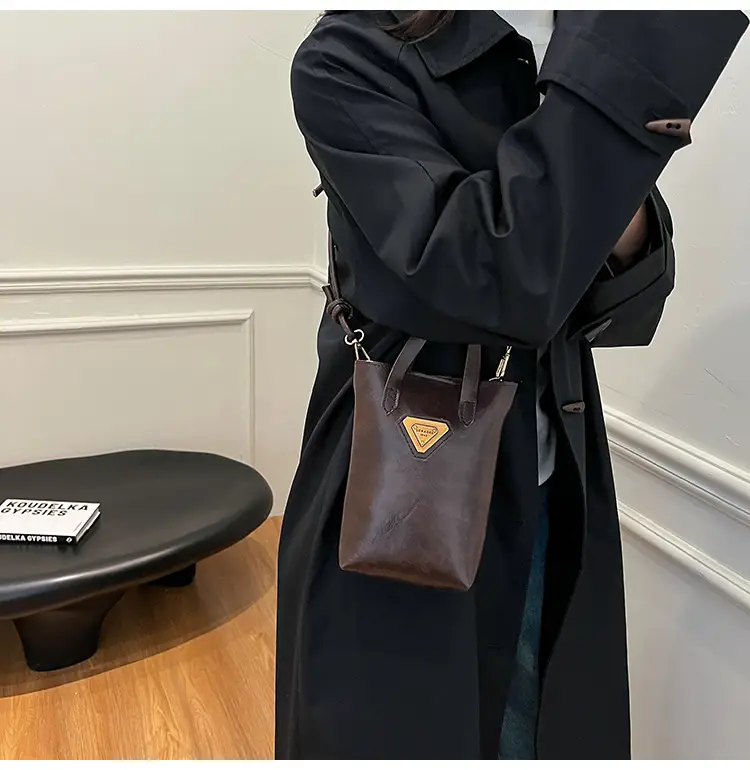 Vintage Brown Shoulder Bag with Chain Strap — feature 7