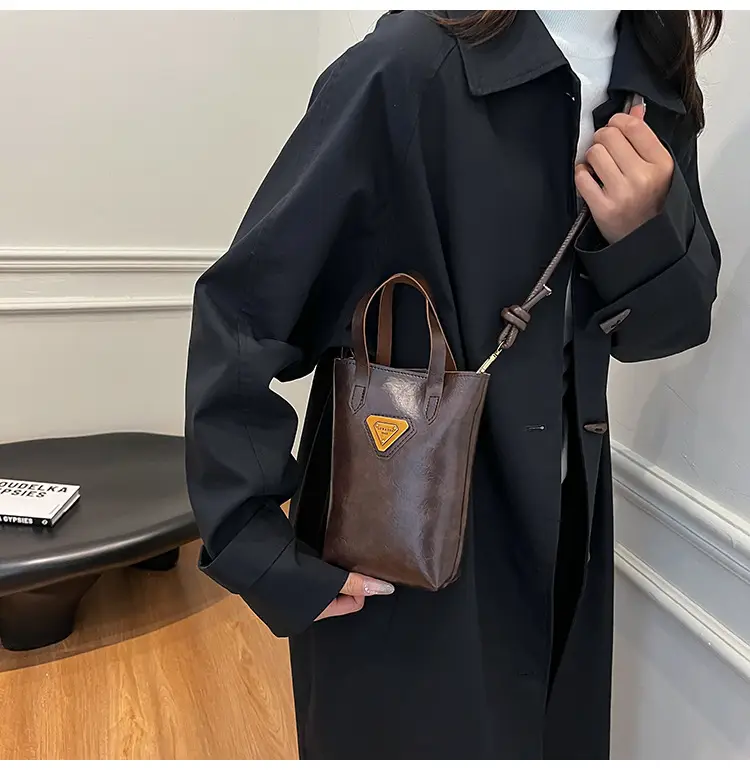 Vintage Brown Shoulder Bag with Chain Strap — feature 8