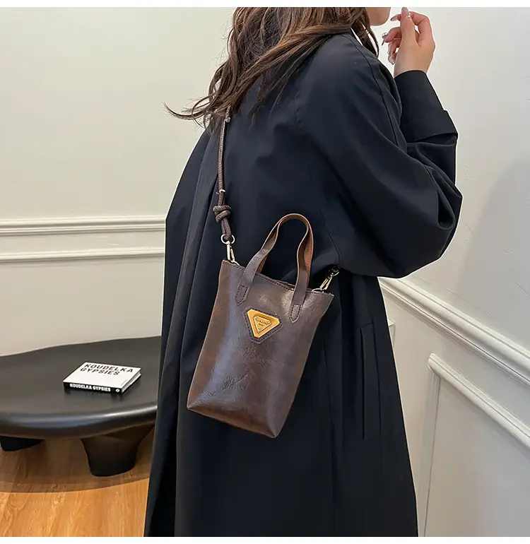 Vintage Brown Shoulder Bag with Chain Strap — feature 9