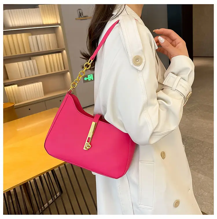 Black Korean Style Shoulder Bag with Gold Chain — feature 31