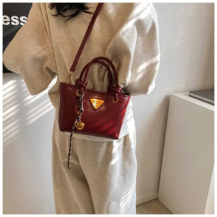 Women's Brown Leather Bucket Bag with Chain Strap — feature 15