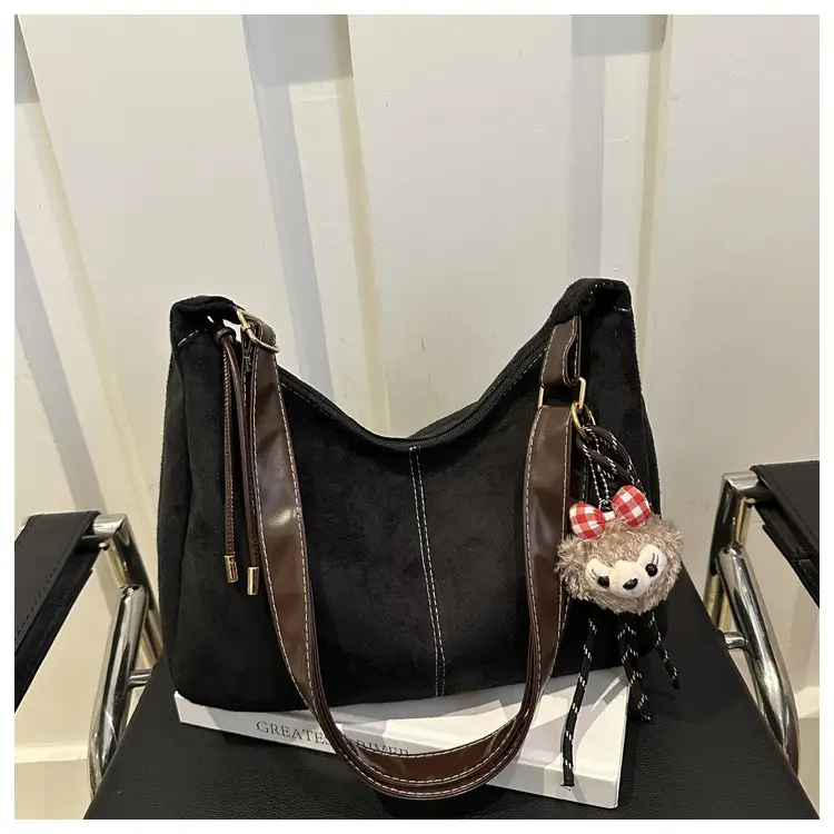 Black Retro Shoulder Bag with Cute Charm — feature 10