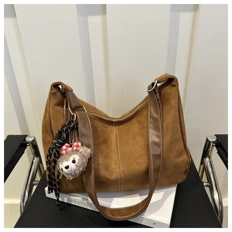 Black Retro Shoulder Bag with Cute Charm — feature 12
