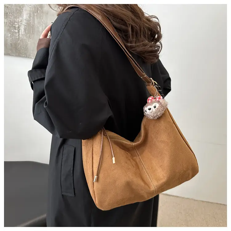 Black Retro Shoulder Bag with Cute Charm — feature 17