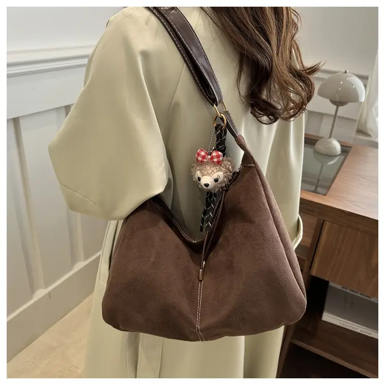 Black Retro Shoulder Bag with Cute Charm — feature 18