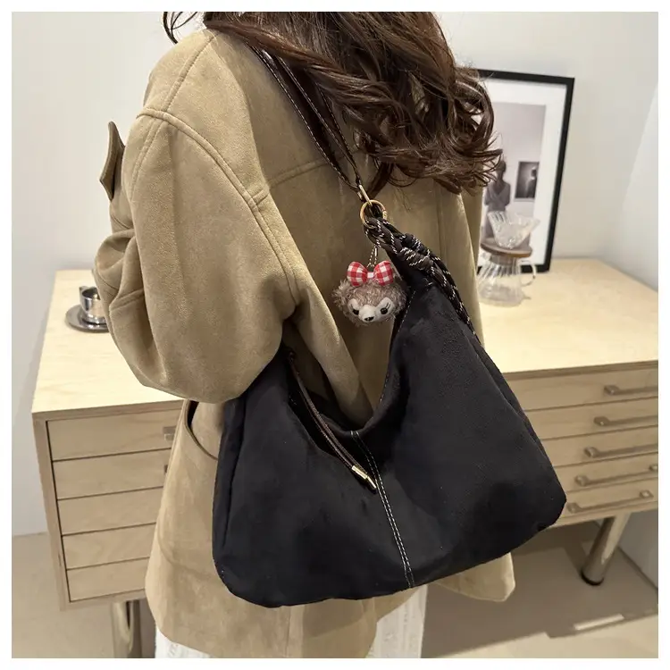 Black Retro Shoulder Bag with Cute Charm — feature 20