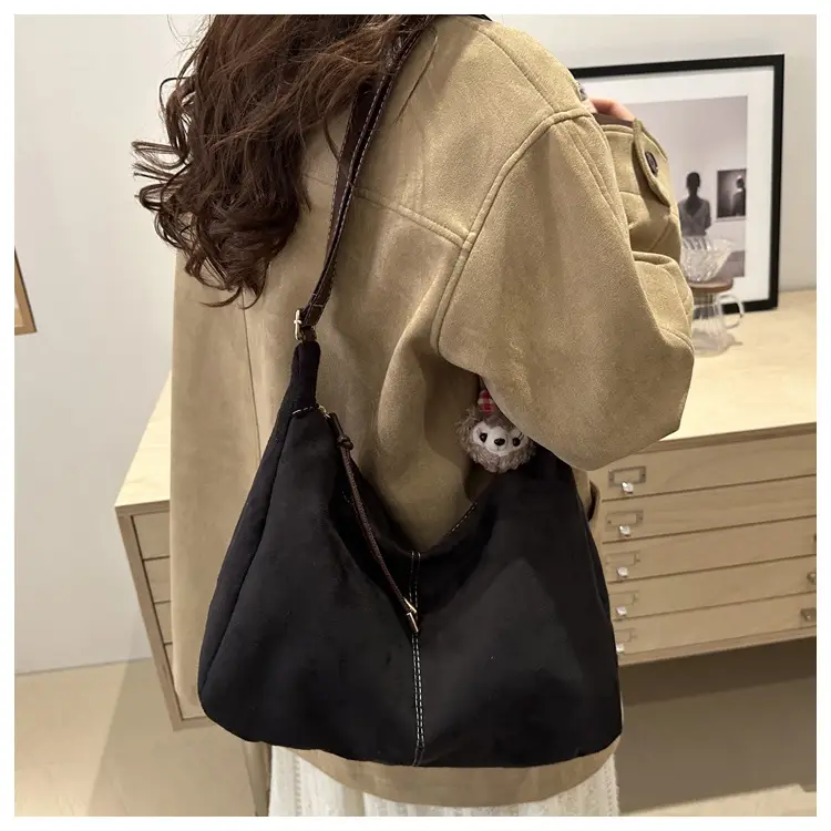 Black Retro Shoulder Bag with Cute Charm — feature 21