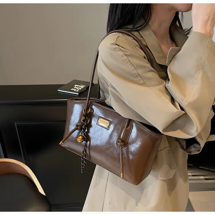 Women's French Retro Shoulder Bag Brown 2024 Winter — feature 11