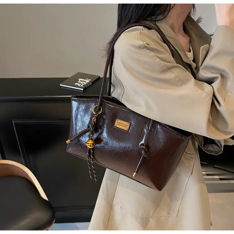 Women's French Retro Shoulder Bag Brown 2024 Winter — feature 8