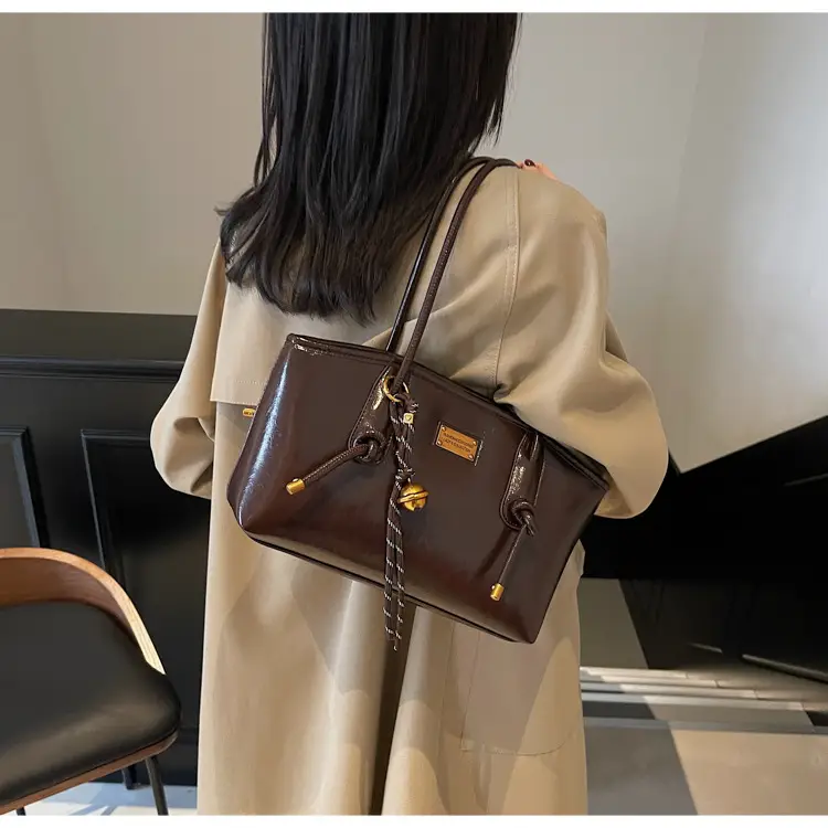 Women's French Retro Shoulder Bag Brown 2024 Winter — feature 9