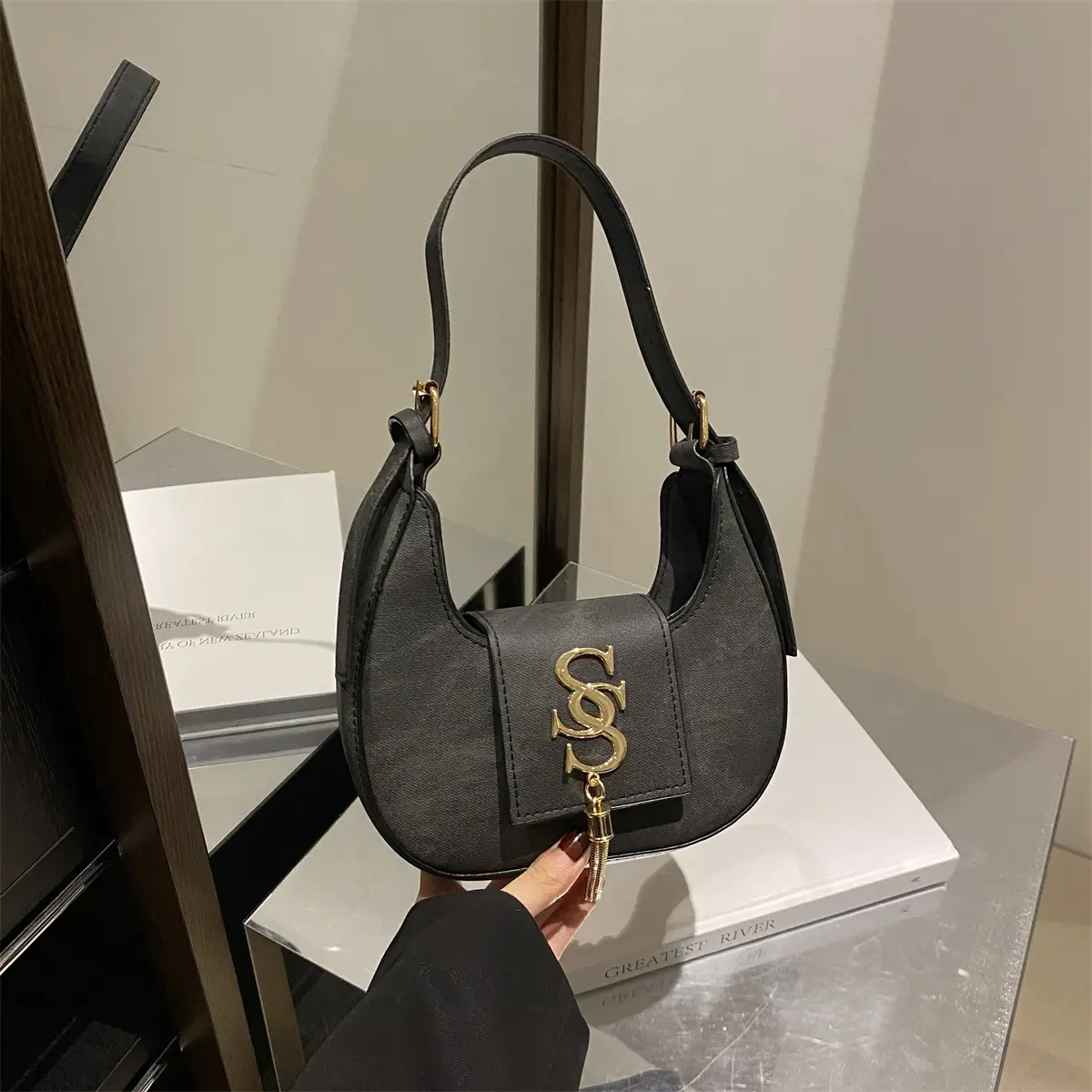 Retro Elegant Crescent Bag Grey Shoulder Bag Winter Luxury - Image 2