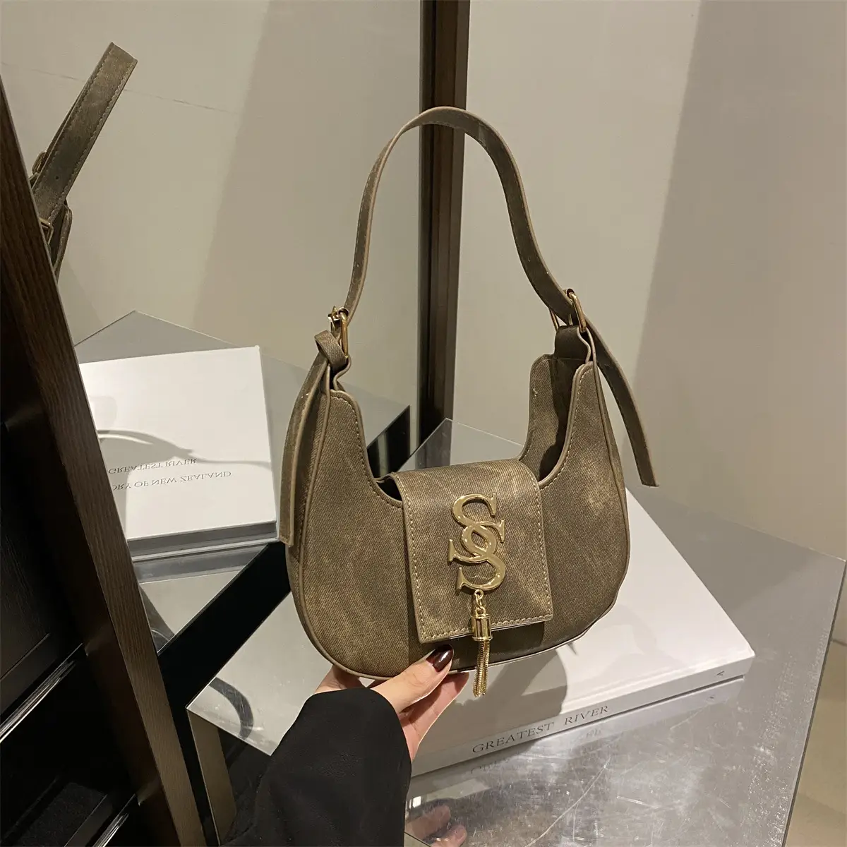 Retro Elegant Crescent Bag Grey Shoulder Bag Winter Luxury - Image 4