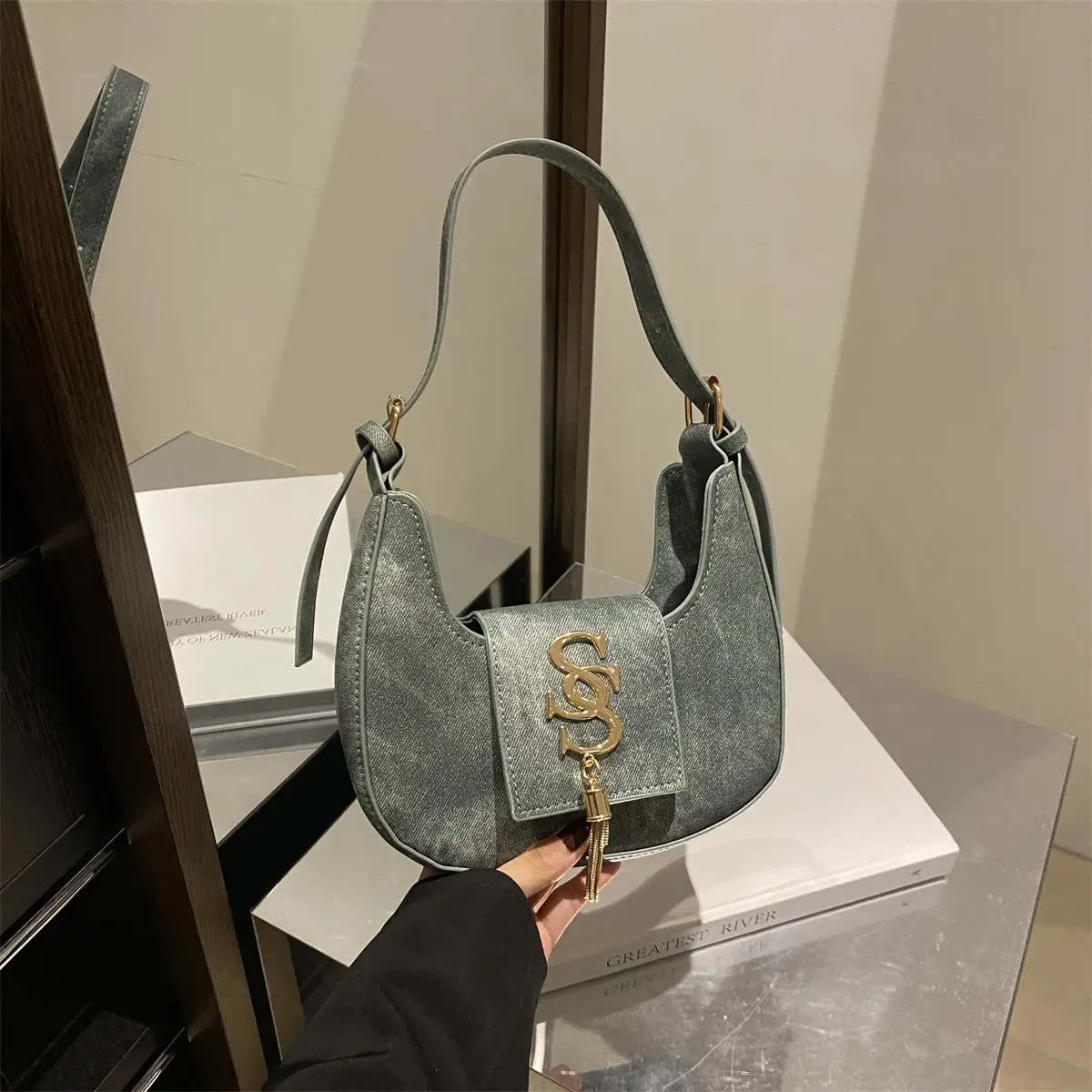 Retro Elegant Crescent Bag Grey Shoulder Bag Winter Luxury - Image 5