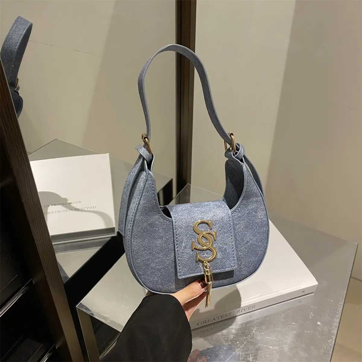 Retro Elegant Crescent Bag Grey Shoulder Bag Winter Luxury - Image 6