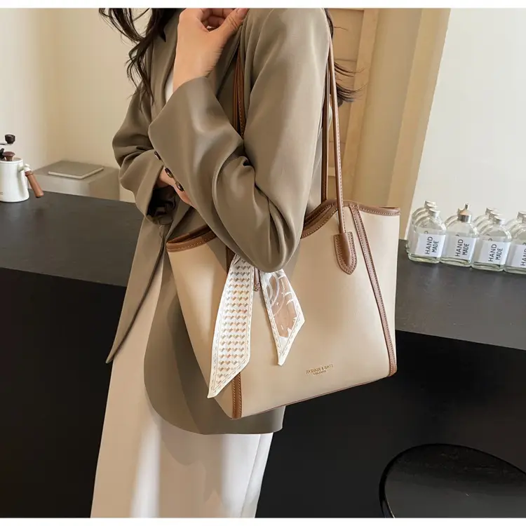 Women's Large Capacity Shoulder Bag Winter 2025 — feature 15