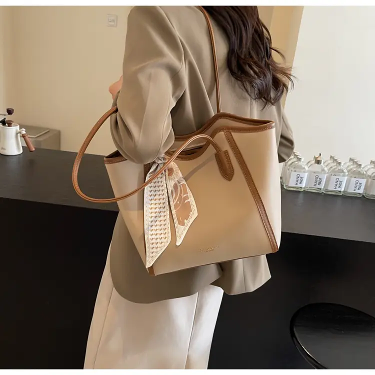 Women's Large Capacity Shoulder Bag Winter 2025 — feature 16