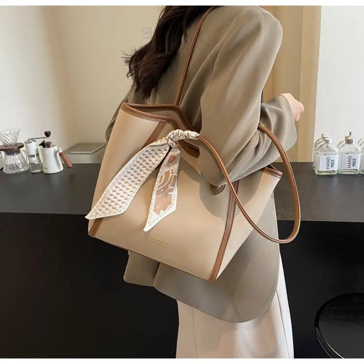 Women's Large Capacity Shoulder Bag Winter 2025 — feature 17