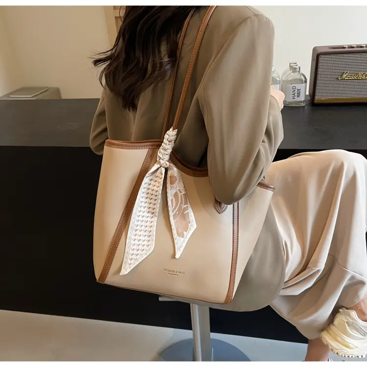 Women's Large Capacity Shoulder Bag Winter 2025 — feature 18