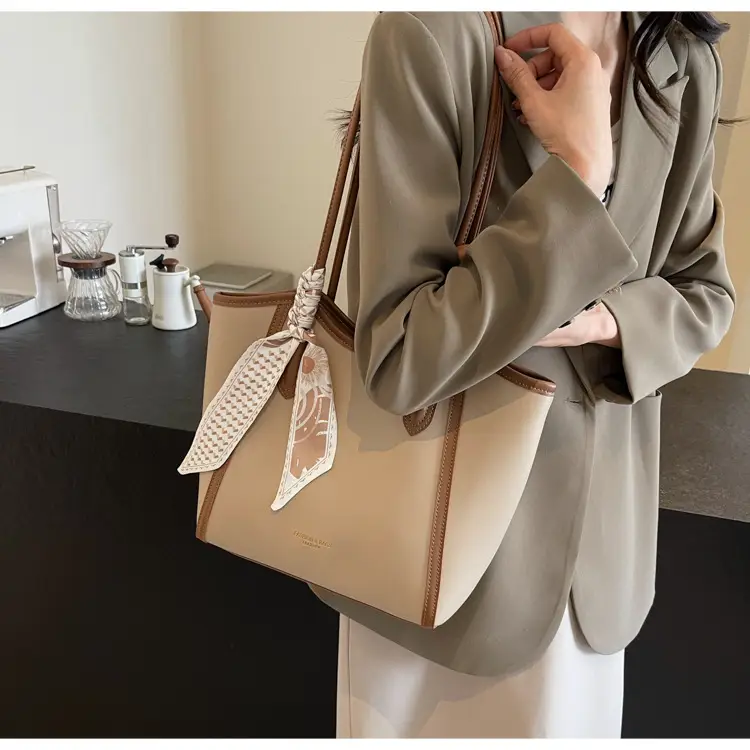 Women's Large Capacity Shoulder Bag Winter 2025 — feature 19