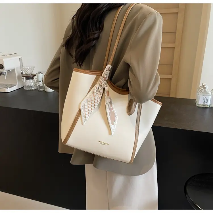 Women's Large Capacity Shoulder Bag Winter 2025 — feature 24