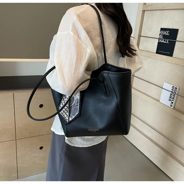 Women's Large Capacity Shoulder Bag Winter 2025 — feature 25