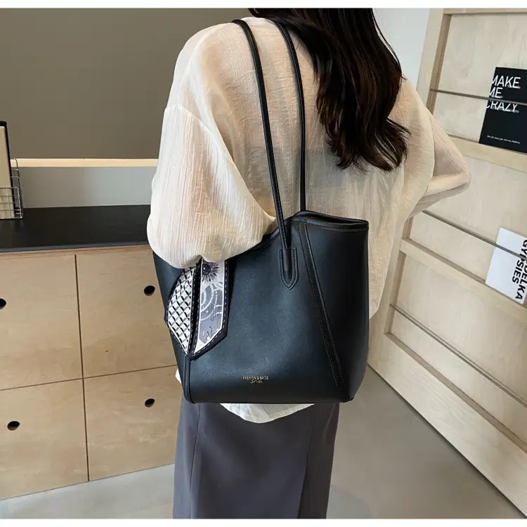 Women's Large Capacity Shoulder Bag Winter 2025 — feature 26