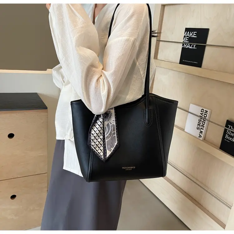 Women's Large Capacity Shoulder Bag Winter 2025 — feature 27