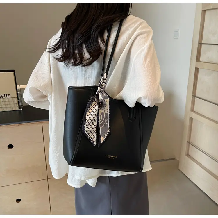 Women's Large Capacity Shoulder Bag Winter 2025 — feature 28